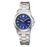 Reloj analógico Casio para mujer con caja y correa de acero inoxidable plateado. Presenta una esfera redonda de color azul intenso con marcadores de hora plateados y ventana de fecha a las 3.