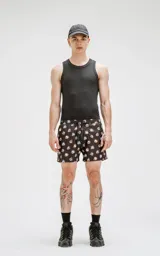 Short de baño negro con estampado de calaveras de colores.