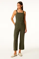 Mono de viscosa color verde oliva, con breteles anchos, corte holgado, cierre lateral y cuello recto. Diseño a rayas verticales.