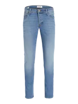 Jean slim fit de tiro bajo, color celeste, con cinco bolsillos y cierre con botón.
