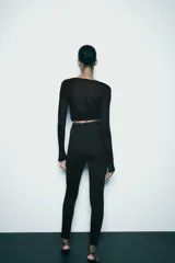 Leggings negros de tiro alto con cintura elástica ancha.