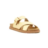 Sandalias doradas con tiras cruzadas y hebilla lateral.