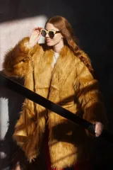 Tapado de piel sintética color camel, corte recto y silueta relajada, con interior forrado y bolsillos funcionales.