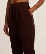 Pantalón jogger deportivo marrón de microfibra con cintura elástica y tobillos ajustados. Ideal para actividades deportivas o para un look casual y cómodo.