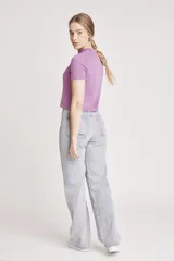 Remera blanca de mangas cortas con cuello redondo.