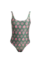 Traje de baño entero con estampado de conchas rosadas sobre fondo verde. Tiene escote redondo, breteles anchos y espalda baja.