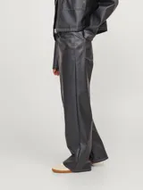 Pantalones negros de cuero sintético de pierna ancha con cierre de cremallera y bolsillos frontales y traseros.