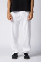 Pantalón de lino color beige, de corte recto y holgado, con cintura elastizada y cordón ajustable. Presenta bolsillos laterales amplios.