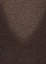 Jersey de punto fino color marrón con hilo de lurex, cuello en V y manga larga.