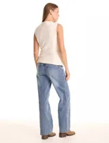 Chaleco sastrero color crema, con cuello redondo, cierre frontal con botones forrados y bolsillos simulados. El ruedo frontal tiene un acabado en pico.