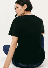 Remera verde claro de algodón, de corte clásico y mangas cortas.