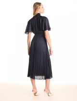 Vestido midi plisado color beige, marca Julia Jordan. Cuello alto con punto smock, mangas amplias tipo mariposa y cintura elastizada con punto smock. Espalda con botones y abertura central. Forro interno a tono.