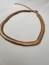 Gargantilla dorada con diseño de eslabones, de 40 cm de largo y 0,75 cm de ancho.