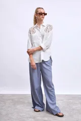 Pantalón celeste de corte palazzo y tiro alto.