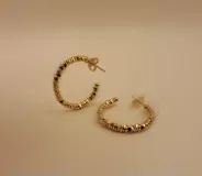 Aros tipo argolla dorados con textura irregular.
