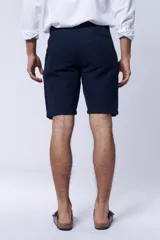 Bermuda azul marino de lino.