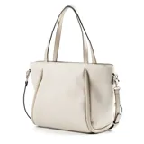 Cartera tipo tote color hueso, confeccionada en símil cuero graneado. Tiene doble asa corta fija y correa larga regulable extraíble. El acceso es con cierre. Cuenta con un compartimento principal, un bolsillo interno con cierre y un bolsillo interno abierto. Los herrajes son plateados y el interior es de tela de algodón y poliéster.