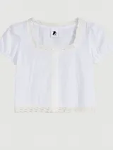 Blusa blanca de mangas cortas abullonadas con escote cuadrado y detalles de encaje en el cuello, el frente y el ruedo.