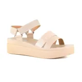 Sandalias negras de plataforma con tiras anchas de charol y ajuste con hebilla en el tobillo.