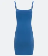 Vestido corto color rosado, de escote recto, con breteles finos y confeccionado en algodón con elastano.