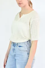 Remera de corte suelto color marrón, con textura suave y mangas cortas.