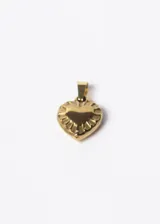 Dije dorado en forma de corazón facetado, con gancho para colgar.