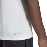 Remera blanca de entrenamiento Adidas Train Essentials con tres rayas negras en los hombros y logo negro en el pecho.