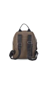 Mochila marrón de símil cuero con cierre principal y bolsillo interno con cierre. Tiene asa de mano, correas regulables y bolsillo oculto en la espalda.