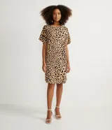 Vestido corto acanalado de viscosa con estampado animal print de jaguar, cuello redondo y mangas cortas.