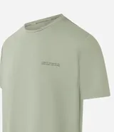 Remera deportiva color verde oliva, de corte regular, confeccionada en tejido texturizado con tecnología Dry. Presenta cuello redondo, mangas cortas y estampa lettering en el pecho.