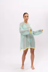 Vestido corto de red color celeste con terminaciones en amarillo.