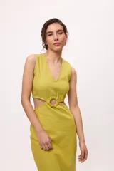 Vestido midi color fucsia, con corte a la cintura y falda tubo con tajo lateral. Presenta un top sin mangas con detalle cut-out en la cintura.