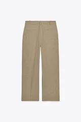 Pantalón de vestir azul con pinzas, tiro alto, corte ancho y trabillas.