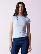 Remera celeste de tejido acanalado, con escote a la base y manga corta.