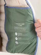 Chaleco gris acolchado para hombre, confeccionado en nylon reciclado repelente al agua, con cierre de cremallera, sisa elástica y logo engomado en el pecho.