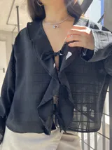 Camisa negra de mangas 3/4 con estampado abstracto en blanco.