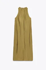 Vestido midi color ocre, de cuello redondo ajustable con cordones y sin mangas. Presenta bolsillos laterales ocultos en la costura y cierre trasero con botones.