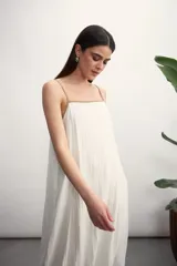 Vestido largo color verde agua, de corte suelto y breteles finos blancos.