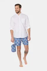 Short de baño celeste con estampado de hojas blancas, cintura elástica con cordón ajustable, dos bolsillos laterales y suspensor de malla fina.