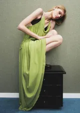 Vestido maxi largo de tejido plisado color verde lima, con tirantes finos y fruncido elástico en la cintura.