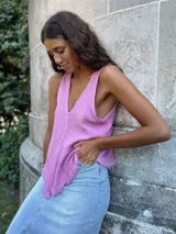 Musculosa color lila con escote en V y terminaciones desflecadas.