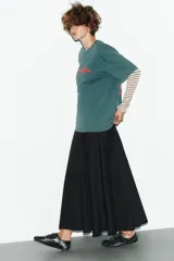 Camiseta de manga corta color verde azulado (teal) con efecto lavado, corte oversize y cuello redondo. Estampado frontal en color rojo con el texto "Sapore Felice" en tipografía cursiva.