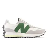 Championes urbanos New Balance modelo 327, color blanco con detalles en gris y logo "N" en verde. Confeccionados en gamuza y nailon, con suela de goma texturizada. 