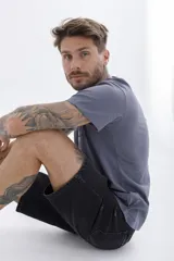 Remera de manga corta color verde azulado con cuello redondo y estampado frontal con el texto "UH3" en blanco.