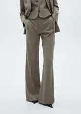 Pantalón de vestir marrón con estampado de cuadros, tiro medio, corte acampanado y estilo flare.