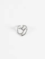 Anillo de acero quirúrgico hipoalergénico con diseño abstracto y acabado en dorado.
