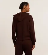 Campera deportiva marrón de modal, con capucha ajustable con cordón, cierre frontal con cremallera y bolsillos laterales.
