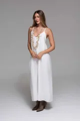 Vestido largo blanco de tiras finas regulables, escote en V y silueta recta y fluida.