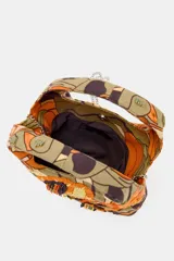 Bolso de mano con cuerpo en abalorios y bordados multicolores. Asa de mano doble y correa metálica extraíble para usar como bandolera. Cierre imantado. Marca Zara.