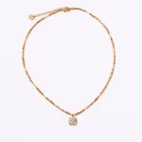 Collar corto con cadena de cuentas pequeñas color ámbar/marrón y dije cuadrado dorado con incrustación de piedra turquesa central.